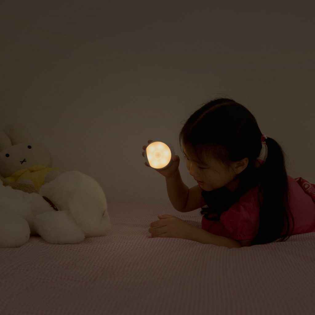 نور ملایم چراغ Yeelight روشن در اتاق تاریک 